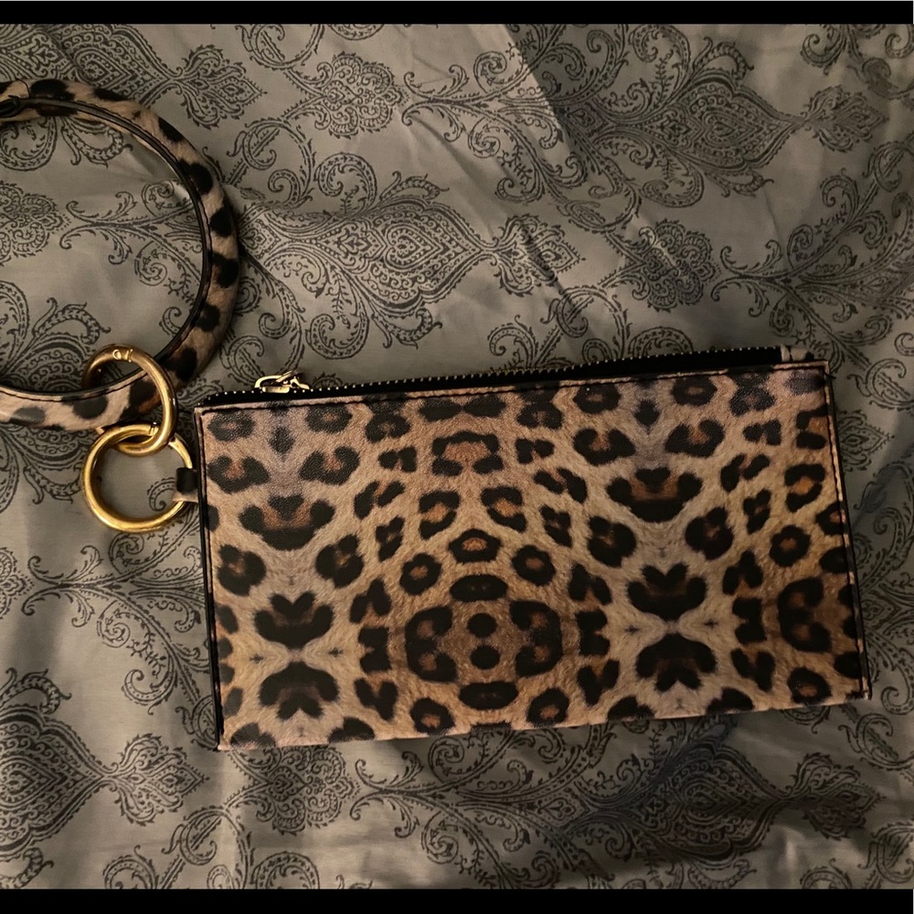 Super cute big ring wristlet. I love this, like
